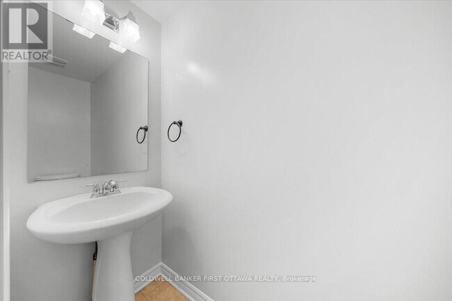 Building Photo - 121 Par-La-Ville Cir