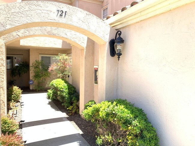 Building Photo - Eastlake : 2 bed, 2.5 bath vaulted ceiling...