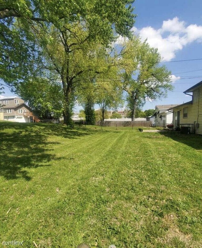 Foto del edificio - 2 br, 1 bath Duplex - 3218 Elmwood Avenue ...