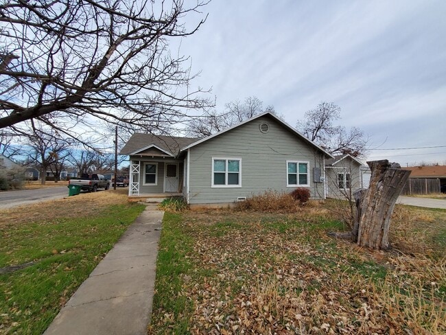 Building Photo - Large remodeled 3 bedroom home with open k...