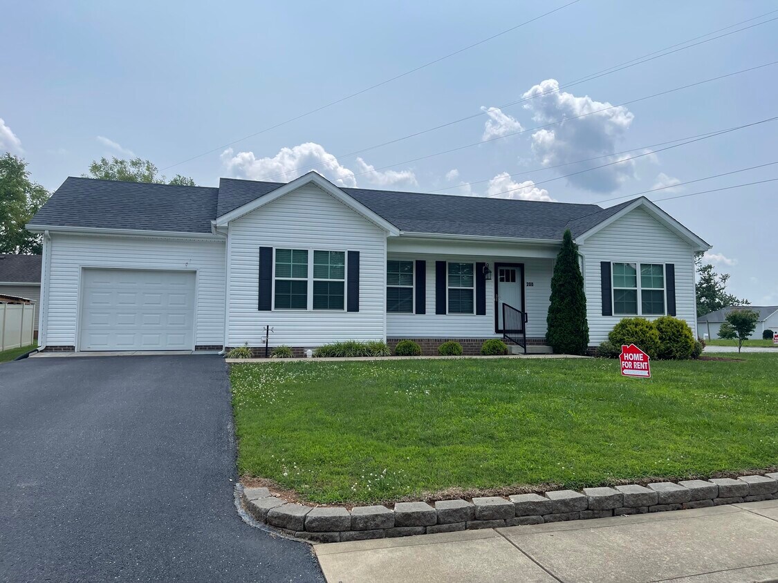Foto principal - 200 Logan Ln