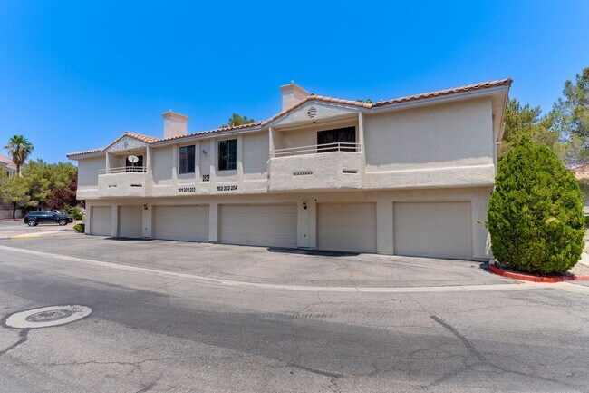 Foto del edificio - Remodeled 3-Bedroom Condo with Fireplace 8...