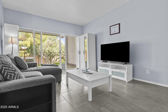 Foto del edificio - 6125 E Indian School Rd