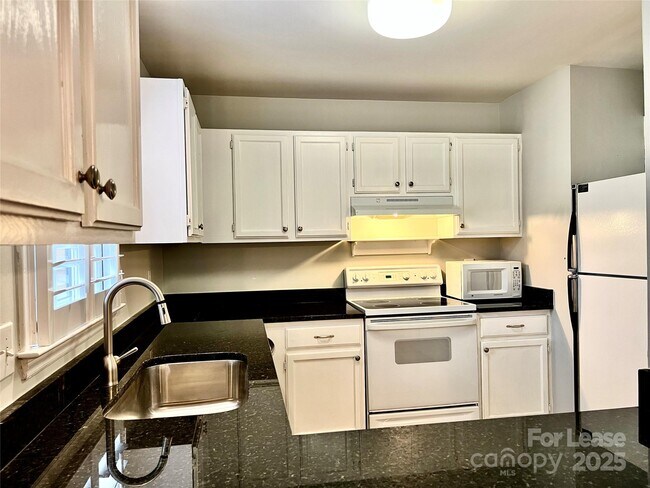 Foto del edificio - 3324 Selwyn Farms Ln