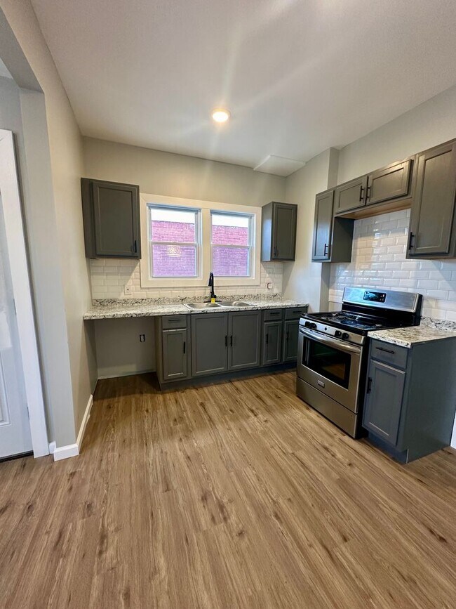 Foto del edificio - Lease_ Fully Remodeled 3 Bedroom 1 1/2 Bath Welcome Section 8 Call 313-429-3244