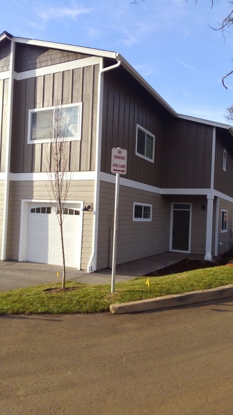Foto principal - Brand New Unit in South Salem