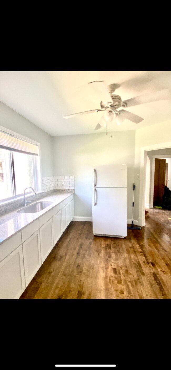 Kitchen - 5230 W Winona St