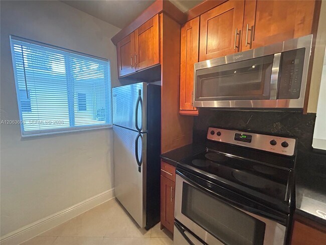 Foto del edificio - 2880 Pine Tree Dr