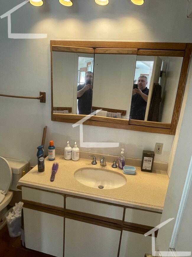 Building Photo - Best budget 3 bed you're gonna find!   Nea...