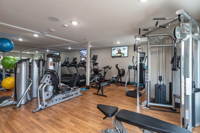 Gimnasio con pesas libres - Clarington Apartments