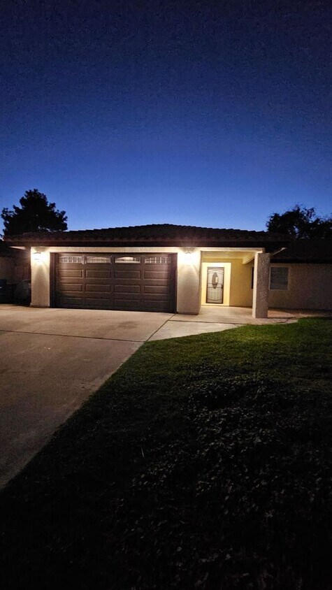 Foto principal - Gorgeous 3 BD 2 BA remodeled home availabl...