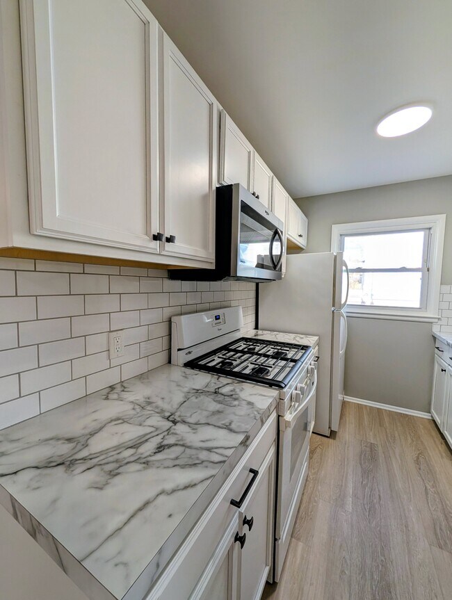 Encimera y protector contra salpicaduras nuevos. - 1824 Herrick Ave NE