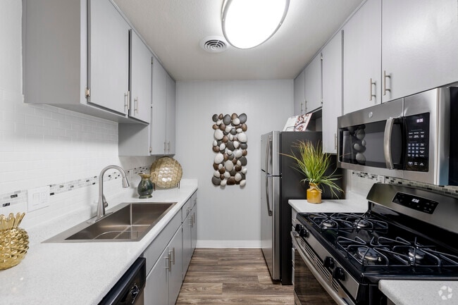 2BR, 2BA - 1,050SF - Kitchen - Oasis at Scottsdale