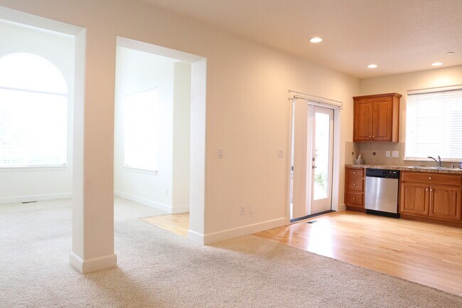 Foto del edificio - 3544 NE Franklin Loop