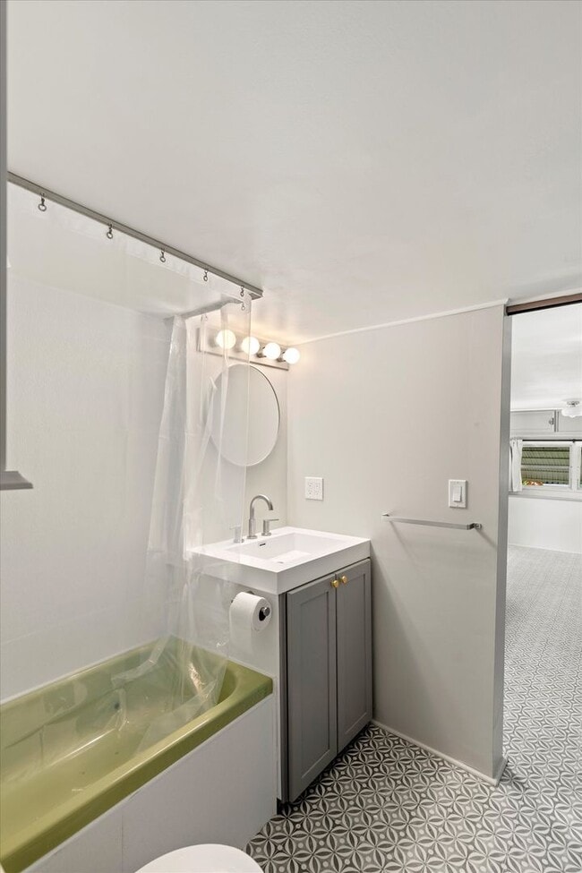 Building Photo - Bright & Newly Renovated 1-Bedroom Rental