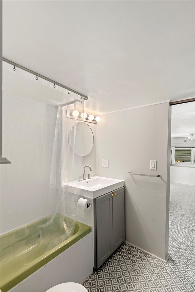 Foto del edificio - Bright & Newly Renovated 1-Bedroom Rental