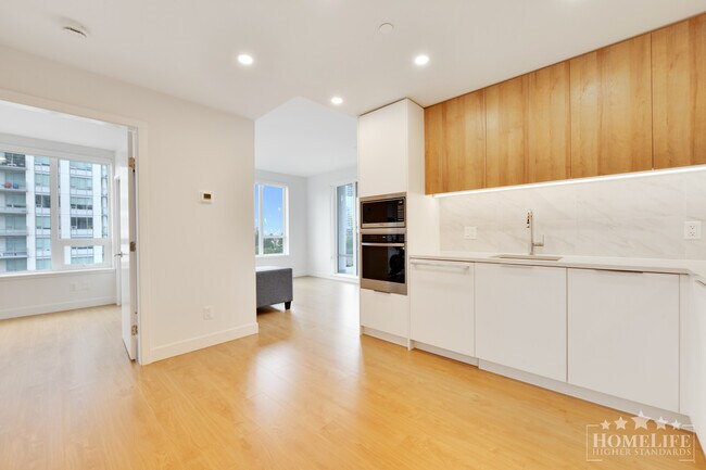 Photo du bâtiment - Bright & Spacious 2 Bedroom 2 Bathroom Corner Condo with Panoramic Views in Surrey Central
