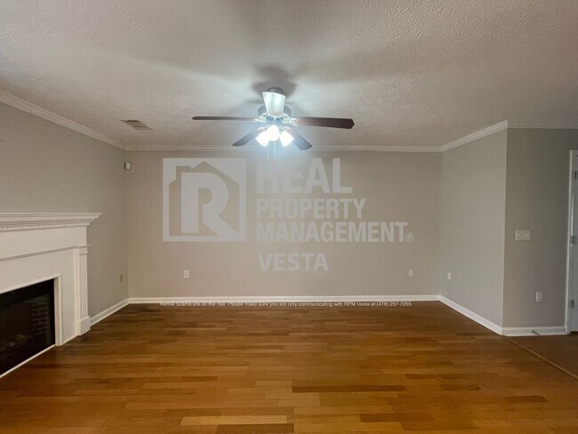 Building Photo - Charming Two Bedroom Townhome in a Great N...