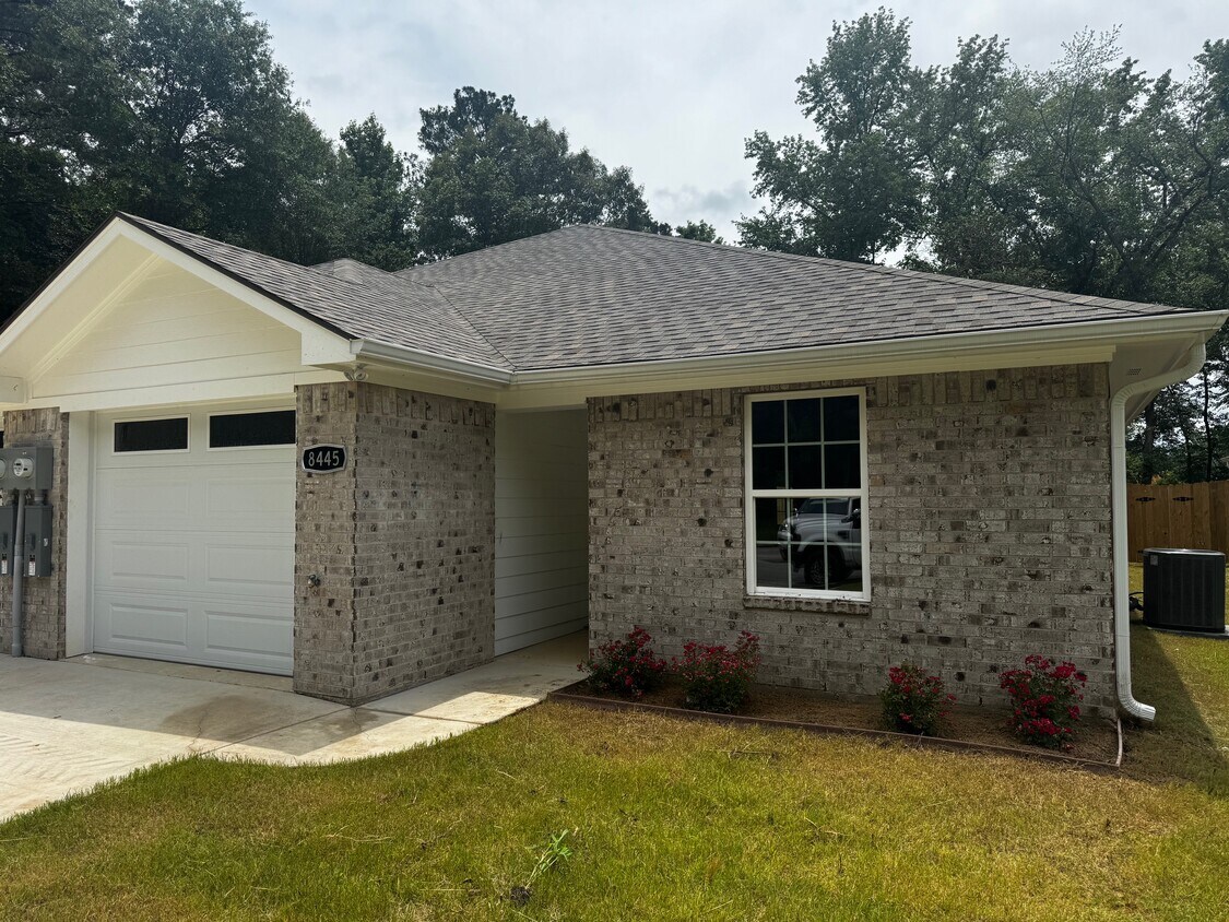 Foto principal - 8445 Garrett Dr