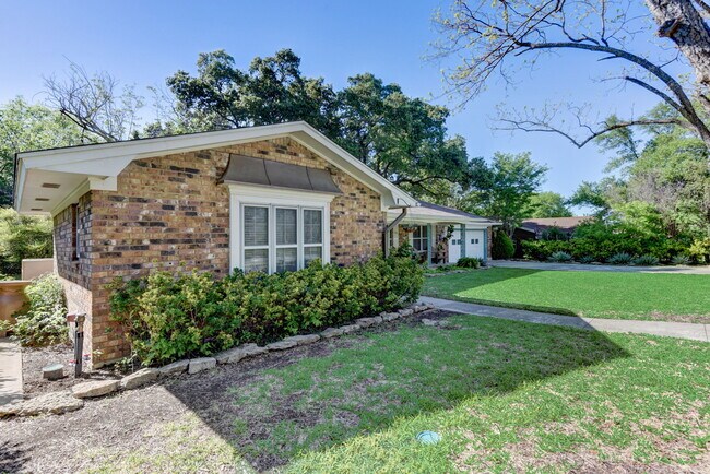 Foto del edificio - 210 Live Oak Dr