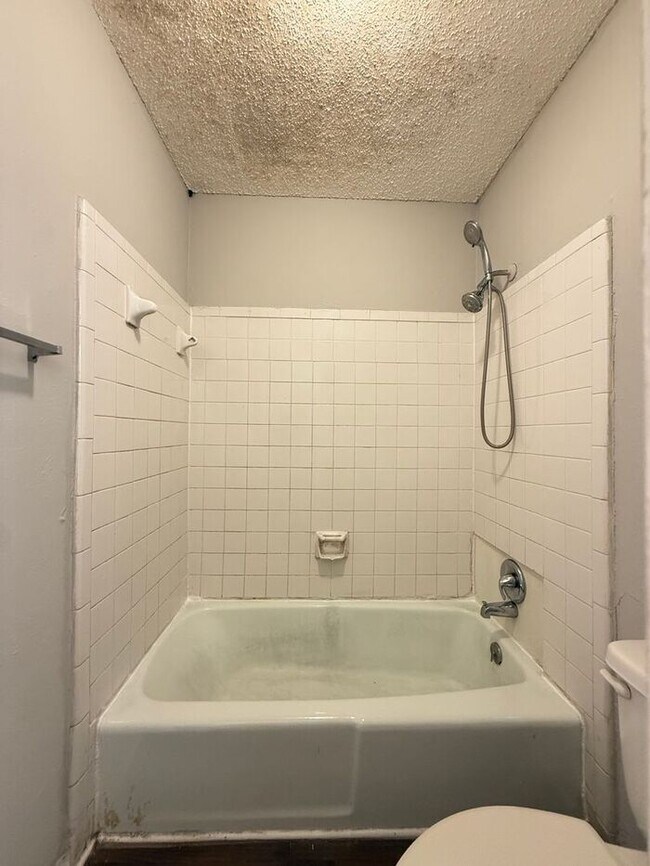 Foto del edificio - 1 Bed/ 1 Bath Condo!  Harding / Southern Hills Area!  Pets ok!