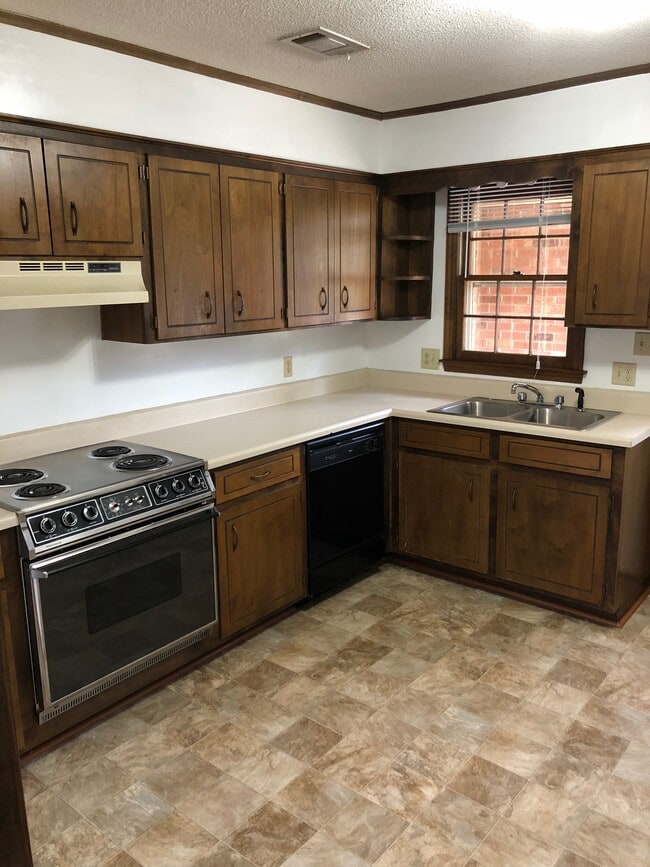 Building Photo - 2040 Pineview Dr