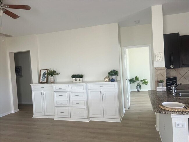 Building Photo - 121 Navidad River Dr
