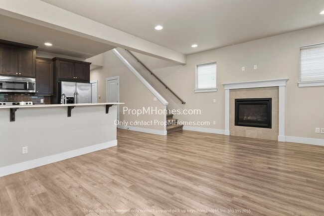 Building Photo - Terrific Milwaukie Three Bedroom Townhome - Close to Providence!