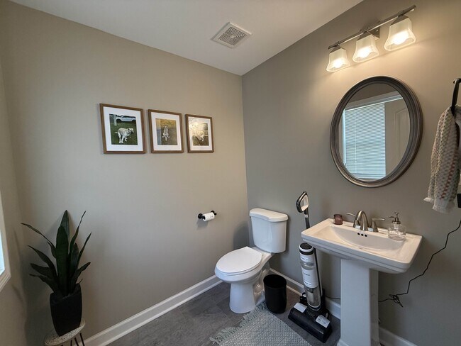 Building Photo - 541 Medallion Cir