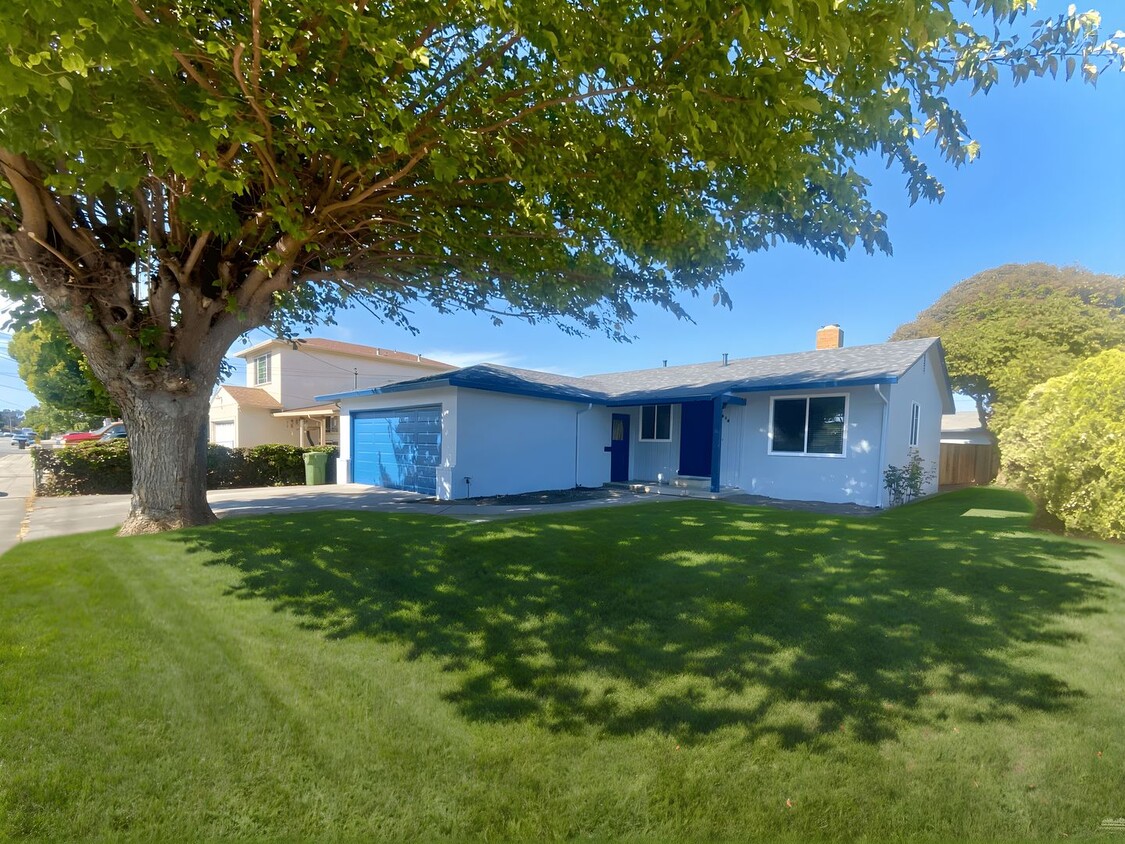 Primary Photo - Modern 3BR/2BA Fremont Home with Stylish U...