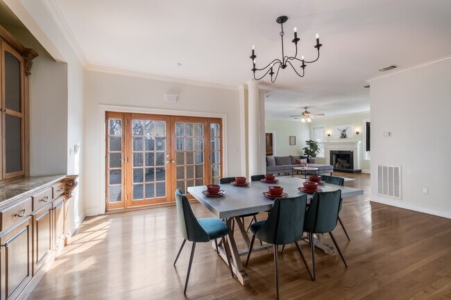 Foto del edificio - 440 W Mistletoe Ave