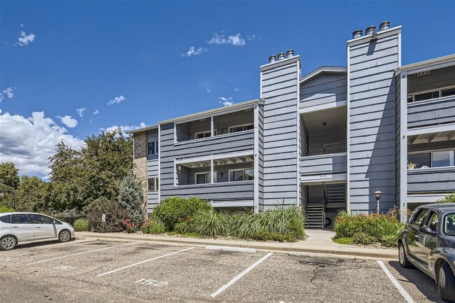 Building Photo - Updated 2 Bed 2 Bath Hunter Creek Condo W/Community Pool