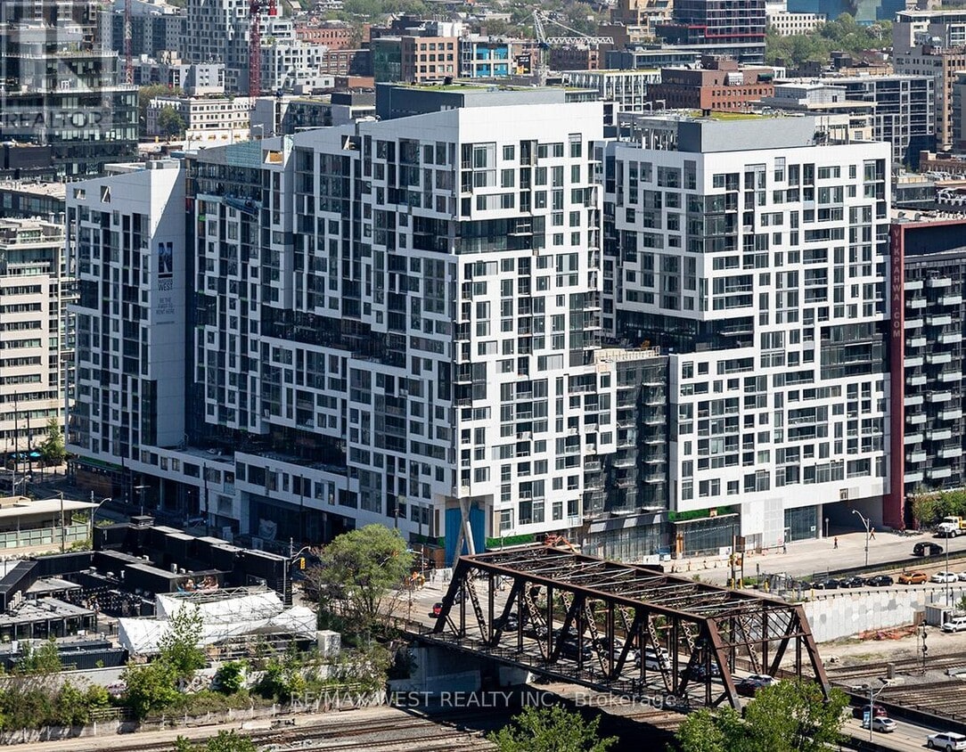 Primary Photo - 27 Bathurst St