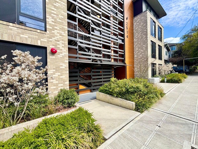 Building Photo - 2514 Dexter Ave N