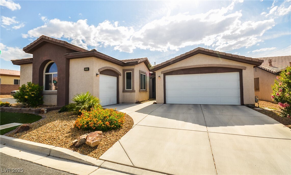 Foto principal - 5729 Willie Saunders St