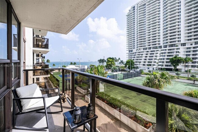 Foto del edificio - 600 NE 36th St