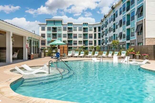 Building Photo - Hawthorne at Oleander
