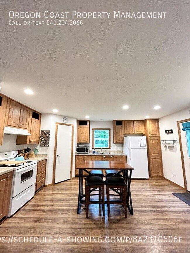 Building Photo - 2 Bed 1 Bath Home
