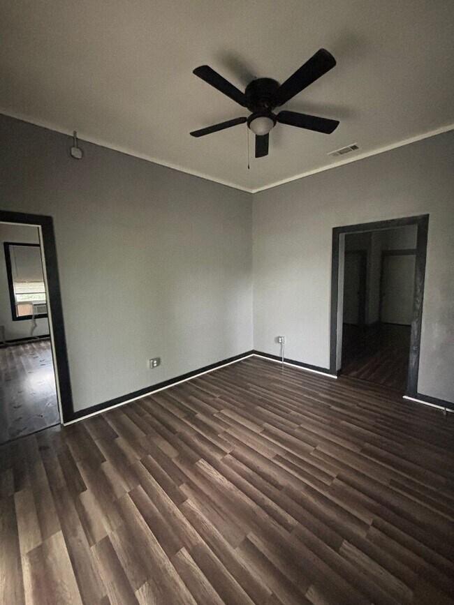 Building Photo - Cozy and Convenient 3 bedroom