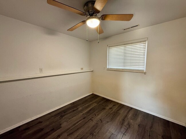 Building Photo - 3 Bedroom Pet Friendly Available for Immed...