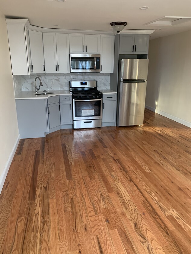 Primary Photo - 655 Midwood St