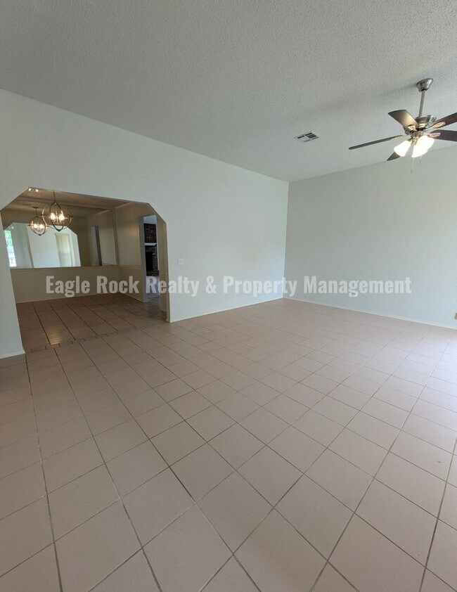Building Photo - 1304 N Umbrella Ave