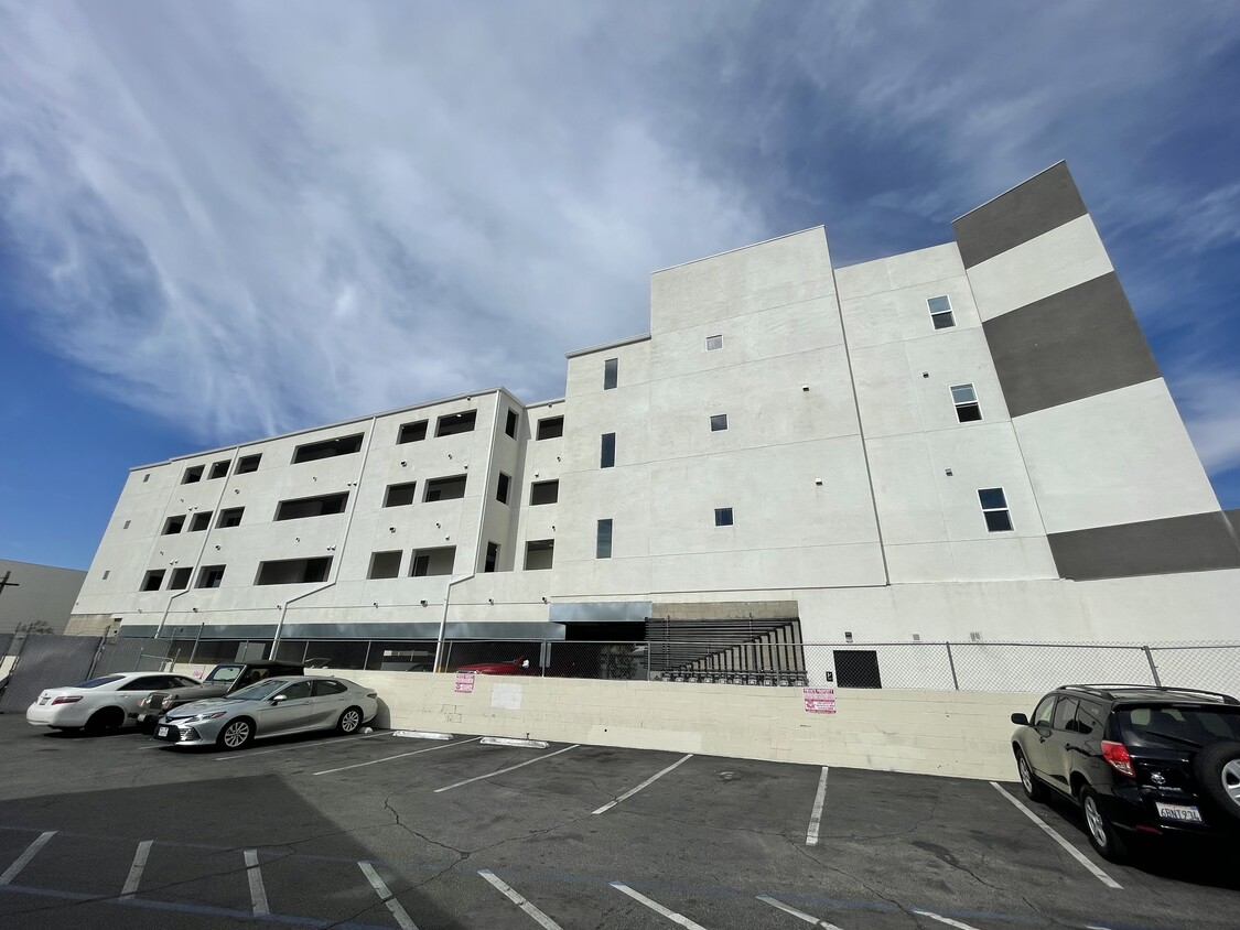 Building Photo - 8405 Glenoaks Blvd