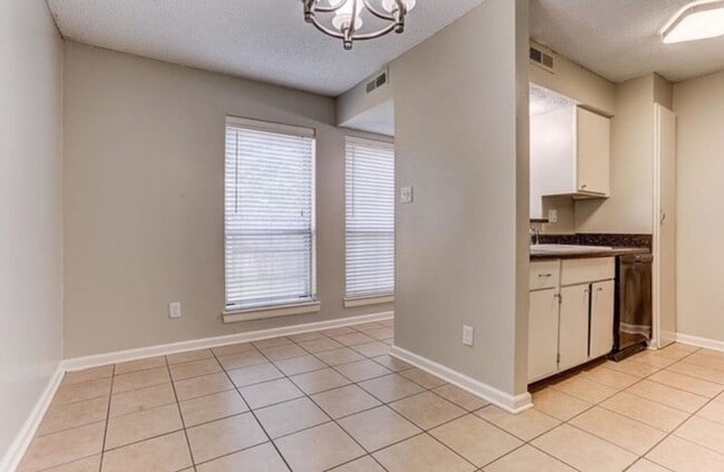 Building Photo - 2BD/1.5BA Townhouse located on the Germantown/Memphis Line!