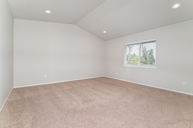 Building Photo - Kent East Hill 2-Story