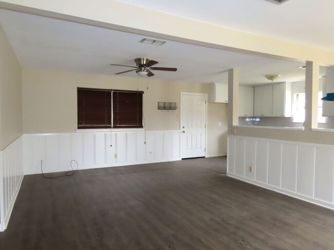 Building Photo - Spacious 3 Bedroom 2 Bathroom Home with LARGE Backyard!