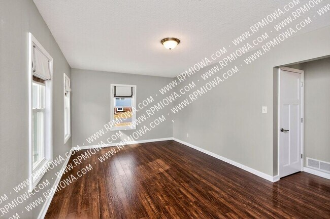 Foto del edificio - 6717 Roseland Dr