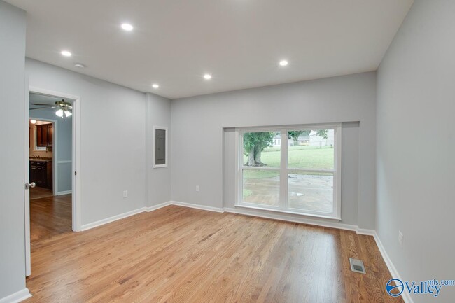 Building Photo - 4108 Lakeview Dr NW