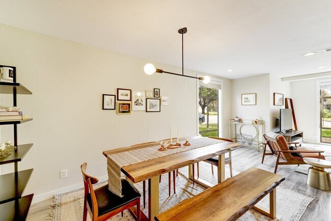 Foto del edificio - 5308 Halwill Pl