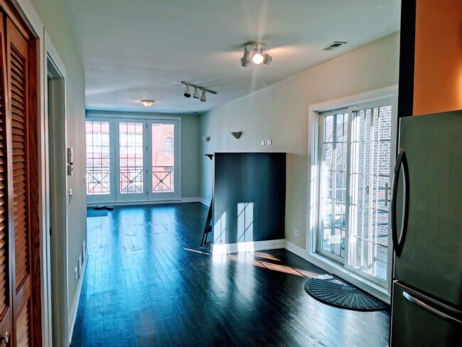 Building Photo - 2215 W Washington Blvd